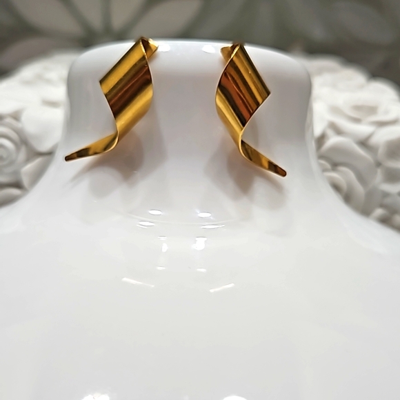 Jewelry - Gold Colored Twist Earrings